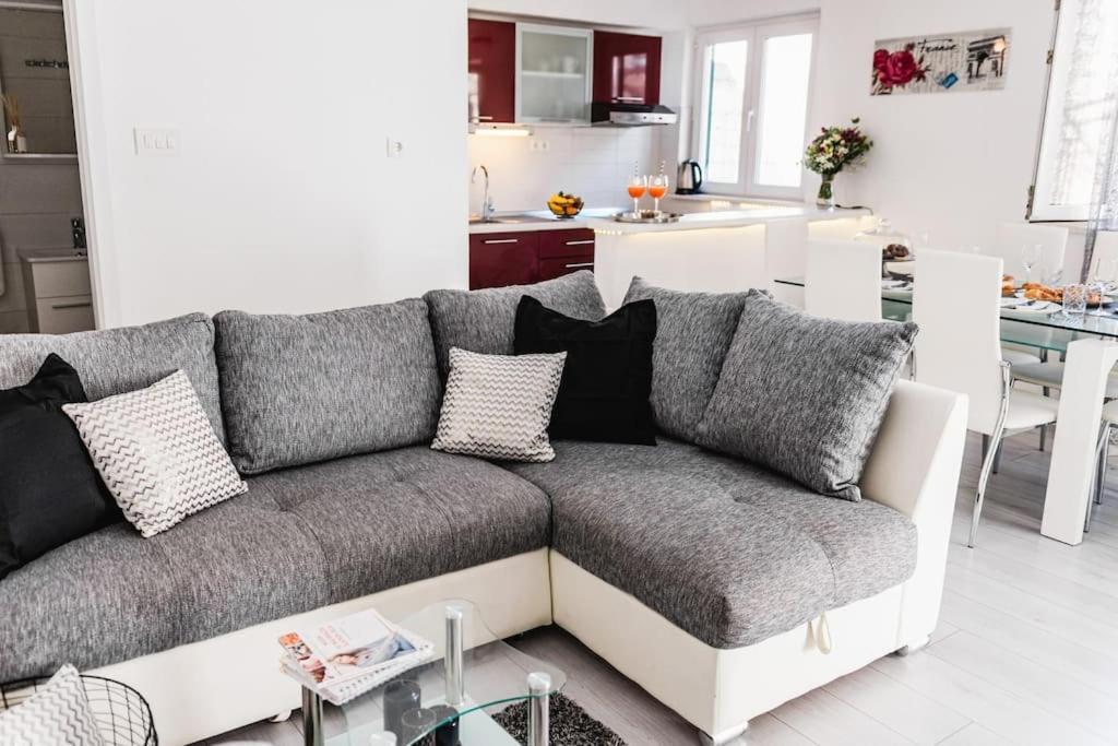 Holiday Home Marina-Renovated House In City Center Rogoznica  Kültér fotó